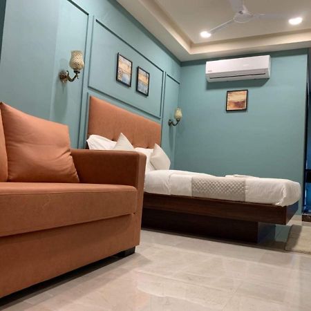 Hotel Radha Krishna Anand Exterior photo