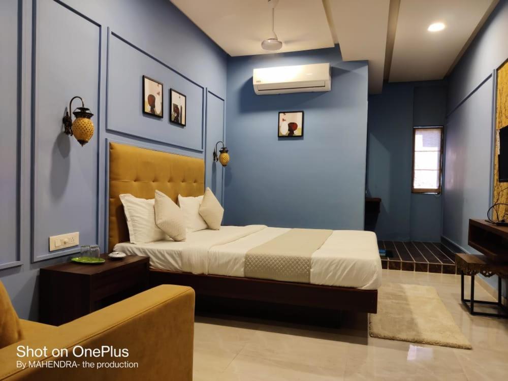 Hotel Radha Krishna Anand Exterior photo