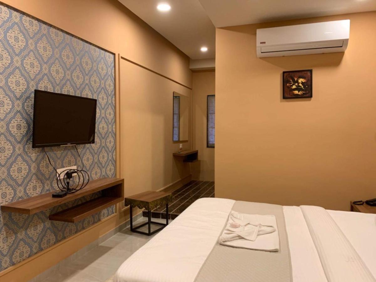 Hotel Radha Krishna Anand Exterior photo