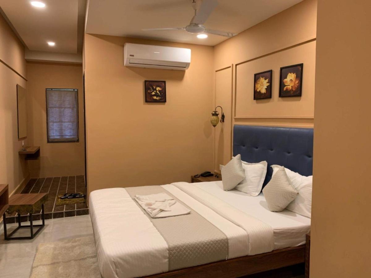 Hotel Radha Krishna Anand Exterior photo